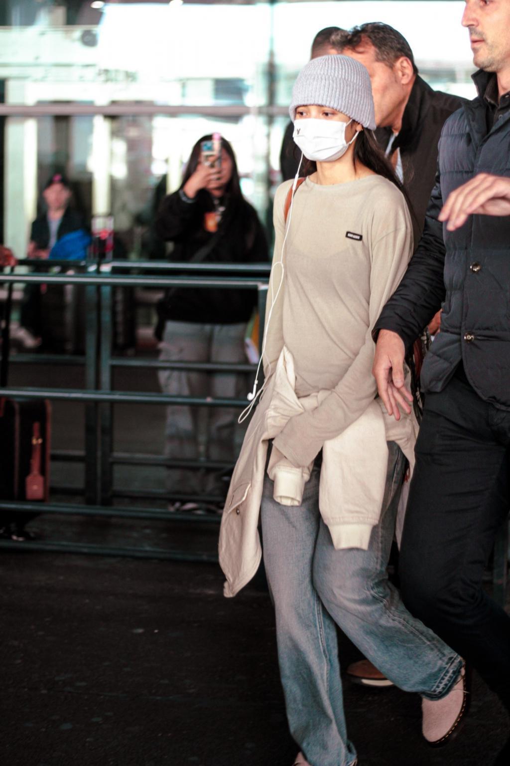 Lisa抵达巴黎机场 将准备疯马秀表演