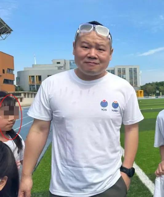 岳云鹏现身女儿学校，同框似复制粘贴，读国际中学学费30万