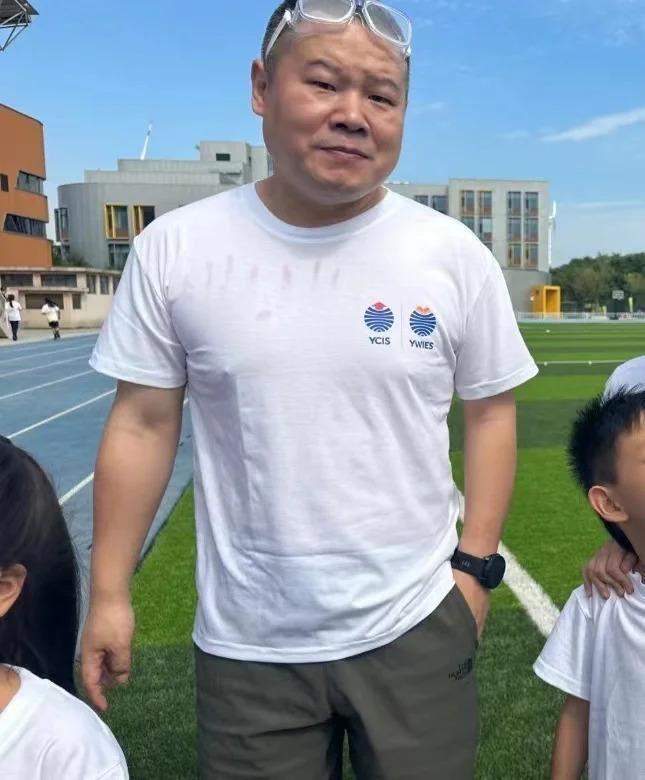 岳云鹏现身女儿学校，同框似复制粘贴，读国际中学学费30万