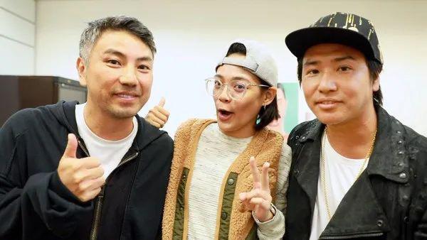 欧弟离婚两年，酒后抱柱温存，美艳前妻两度“姐弟恋”……