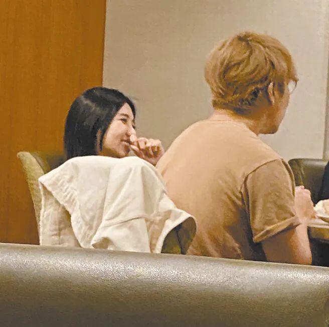 欧弟离婚两年，酒后抱柱温存，美艳前妻两度“姐弟恋”……