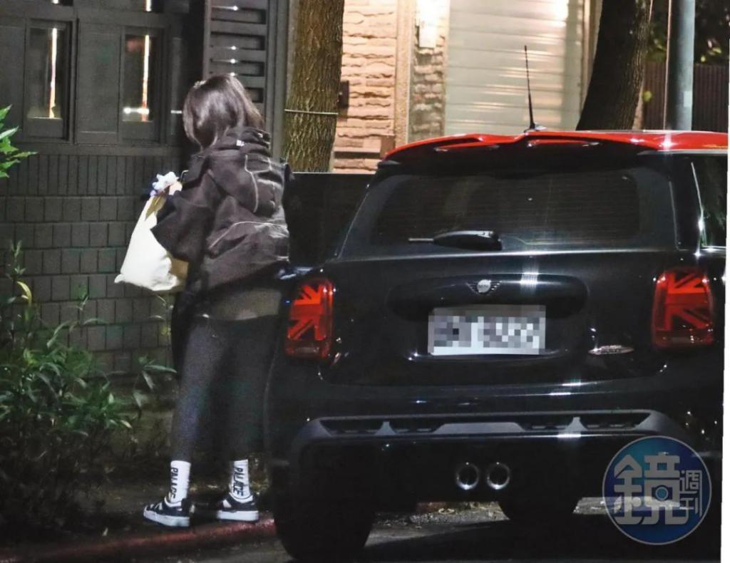 欧弟离婚两年，酒后抱柱温存，美艳前妻两度“姐弟恋”……