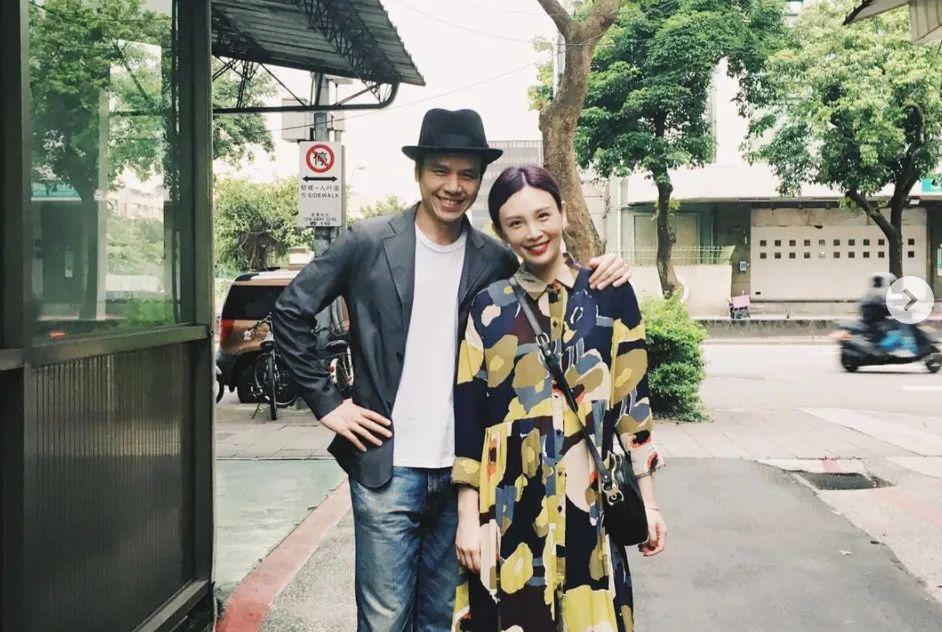 欧弟离婚两年，酒后抱柱温存，美艳前妻两度“姐弟恋”……