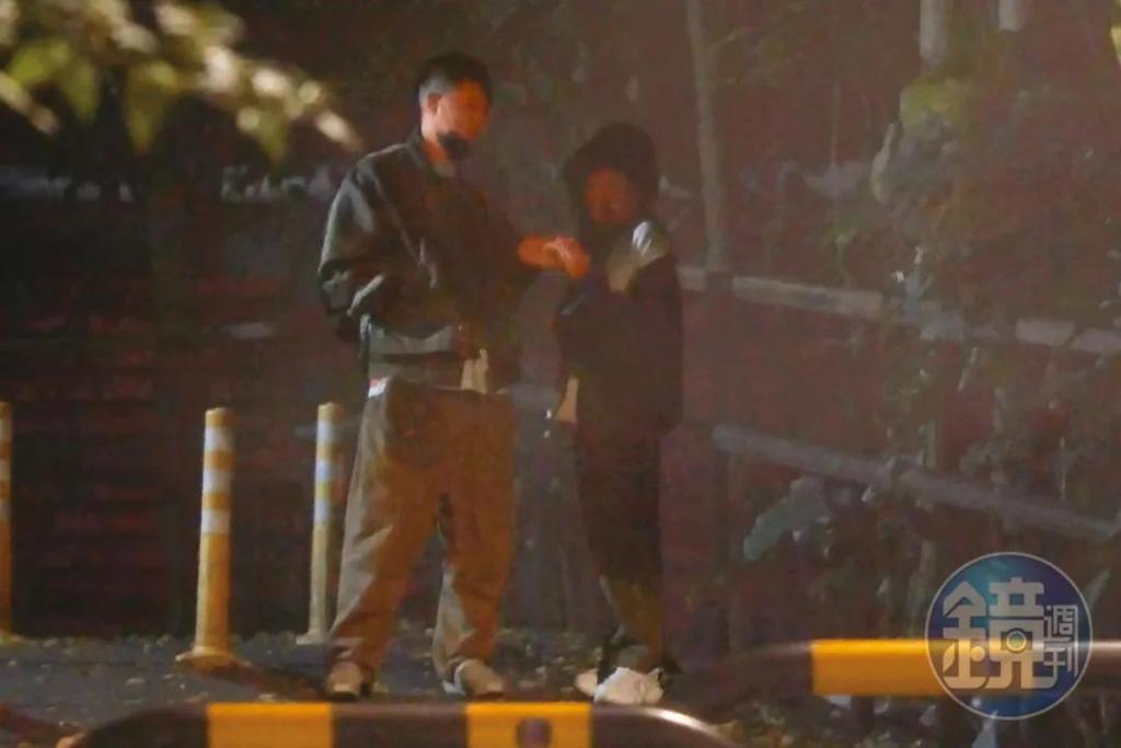 欧弟离婚两年，酒后抱柱温存，美艳前妻两度“姐弟恋”……