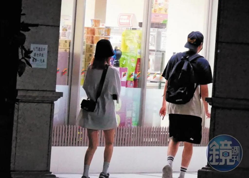 欧弟离婚两年，酒后抱柱温存，美艳前妻两度“姐弟恋”……