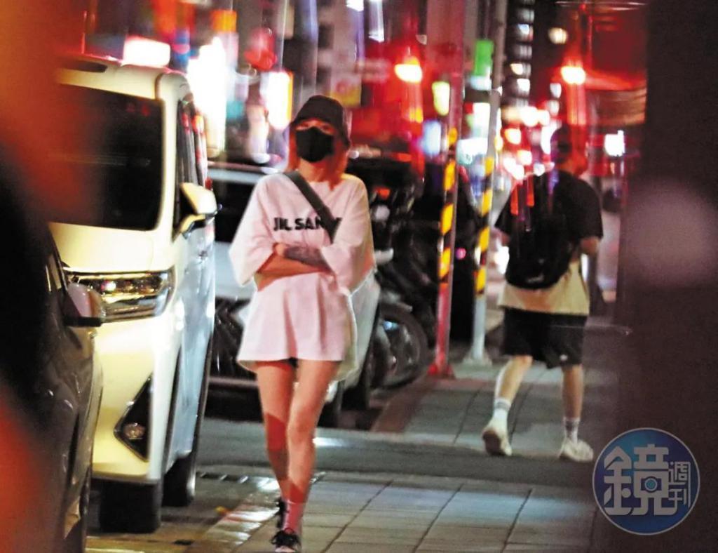欧弟离婚两年，酒后抱柱温存，美艳前妻两度“姐弟恋”……
