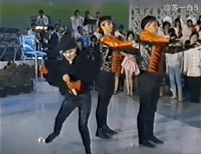 欧弟离婚两年，酒后抱柱温存，美艳前妻两度“姐弟恋”……