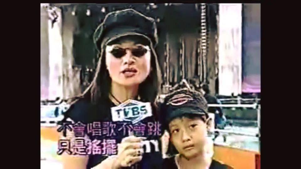欧弟离婚两年，酒后抱柱温存，美艳前妻两度“姐弟恋”……