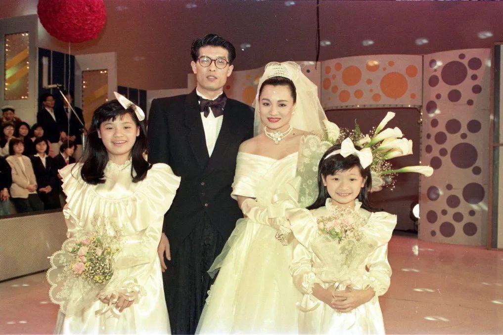 欧弟离婚两年，酒后抱柱温存，美艳前妻两度“姐弟恋”……
