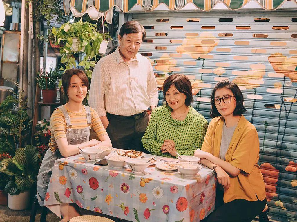 欧弟离婚两年，酒后抱柱温存，美艳前妻两度“姐弟恋”……