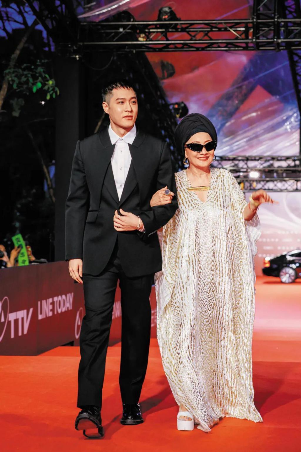 欧弟离婚两年，酒后抱柱温存，美艳前妻两度“姐弟恋”……