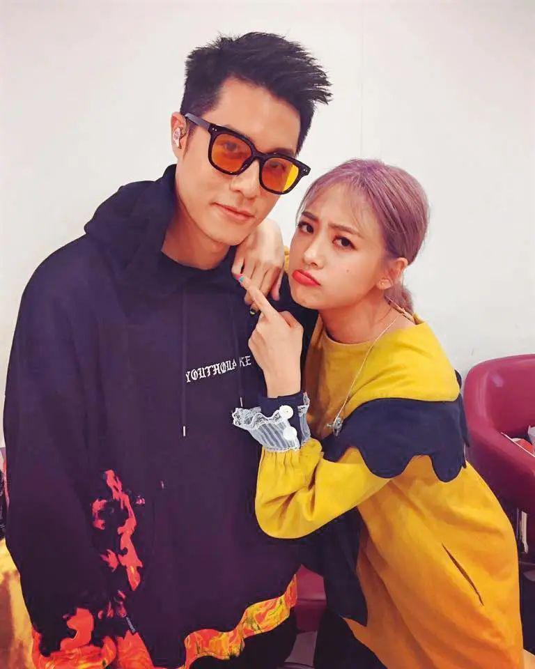 欧弟离婚两年，酒后抱柱温存，美艳前妻两度“姐弟恋”……