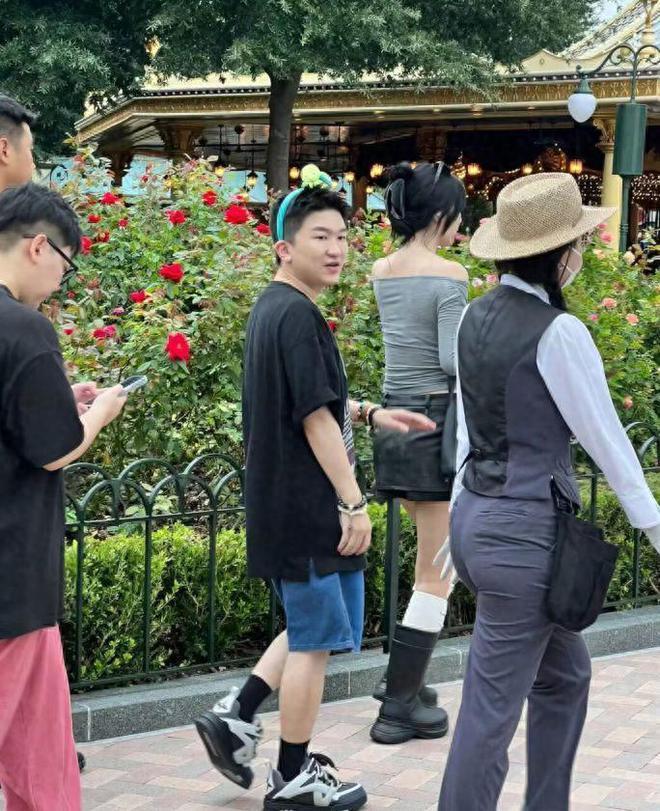 张大大游迪士尼被偶遇，多名保镖保驾护航，身材五五分遭吐槽