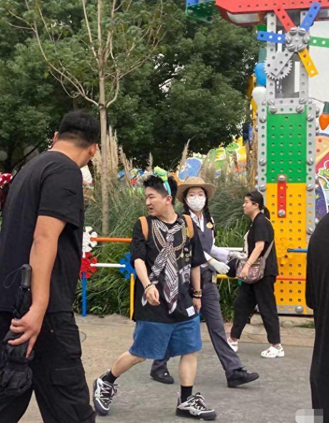 张大大游迪士尼被偶遇，多名保镖保驾护航，身材五五分遭吐槽