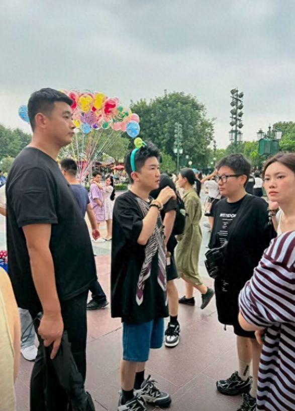 张大大游迪士尼被偶遇，多名保镖保驾护航，身材五五分遭吐槽