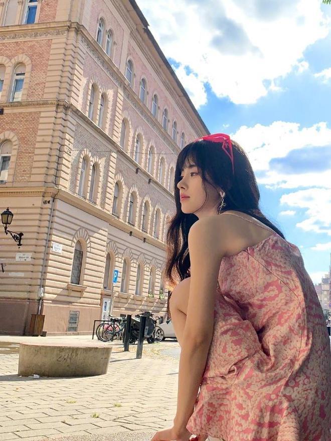 鞠婧祎分享九宫格美照，俏皮灵动甜如初恋