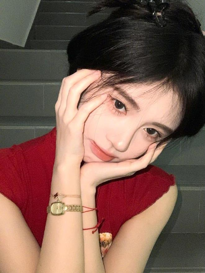 鞠婧祎分享九宫格美照，俏皮灵动甜如初恋