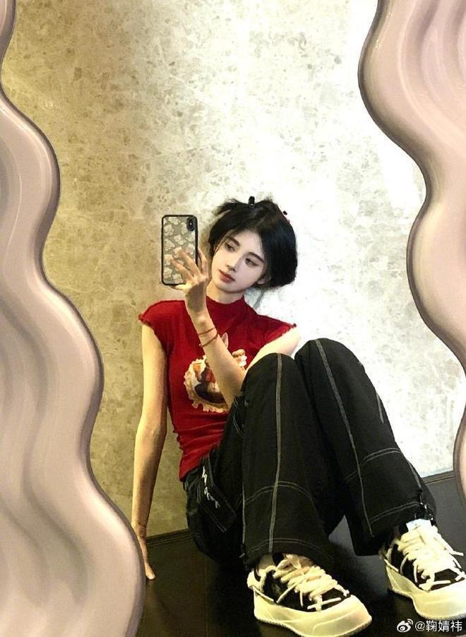 鞠婧祎分享九宫格美照，俏皮灵动甜如初恋