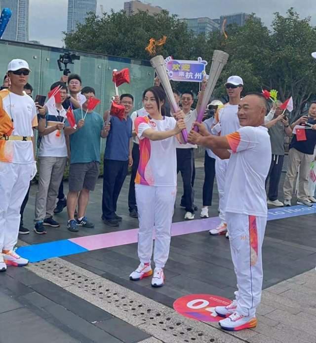 郭晶晶低调返港陪娃，拎亚运会纪念品回家