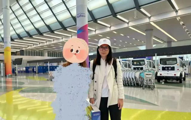 郭晶晶低调返港陪娃，拎亚运会纪念品回家