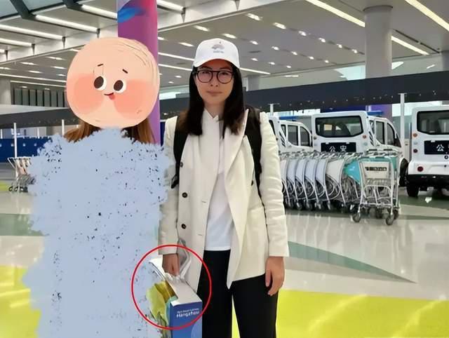 郭晶晶低调返港陪娃，拎亚运会纪念品回家