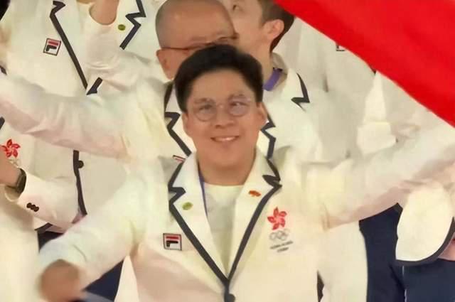 郭晶晶低调返港陪娃，拎亚运会纪念品回家