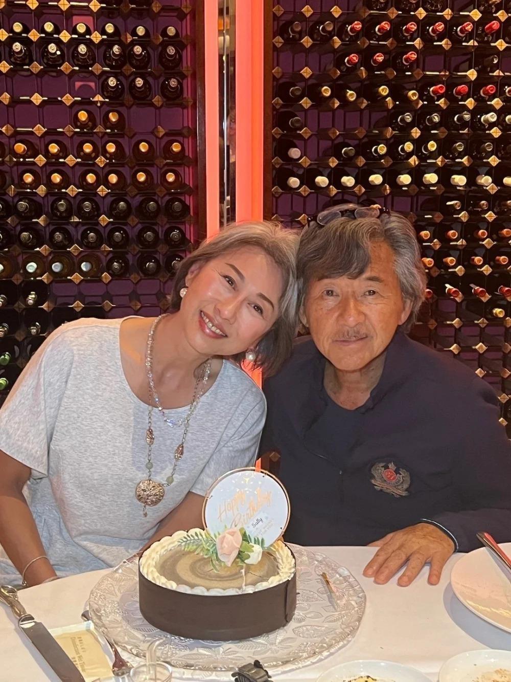 62岁叶倩文与林子祥合体庆生，满头白发状态佳