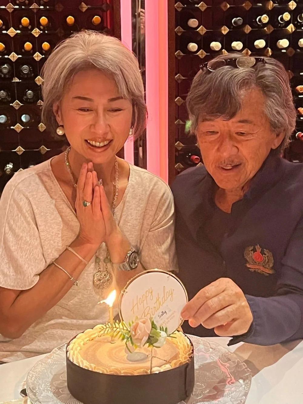 62岁叶倩文与林子祥合体庆生，满头白发状态佳