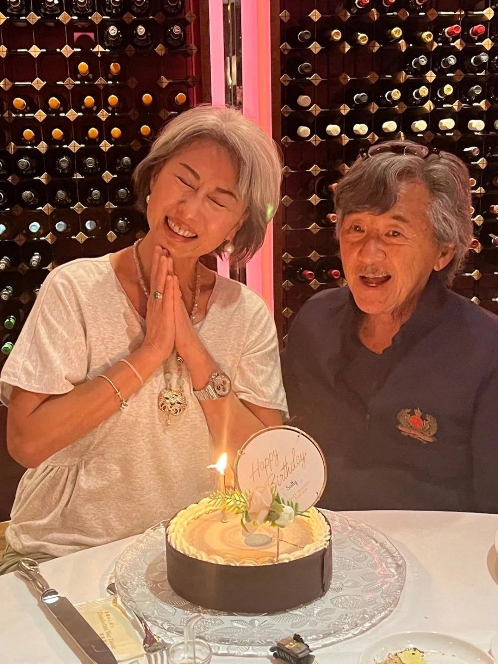 62岁叶倩文与林子祥合体庆生，满头白发状态佳