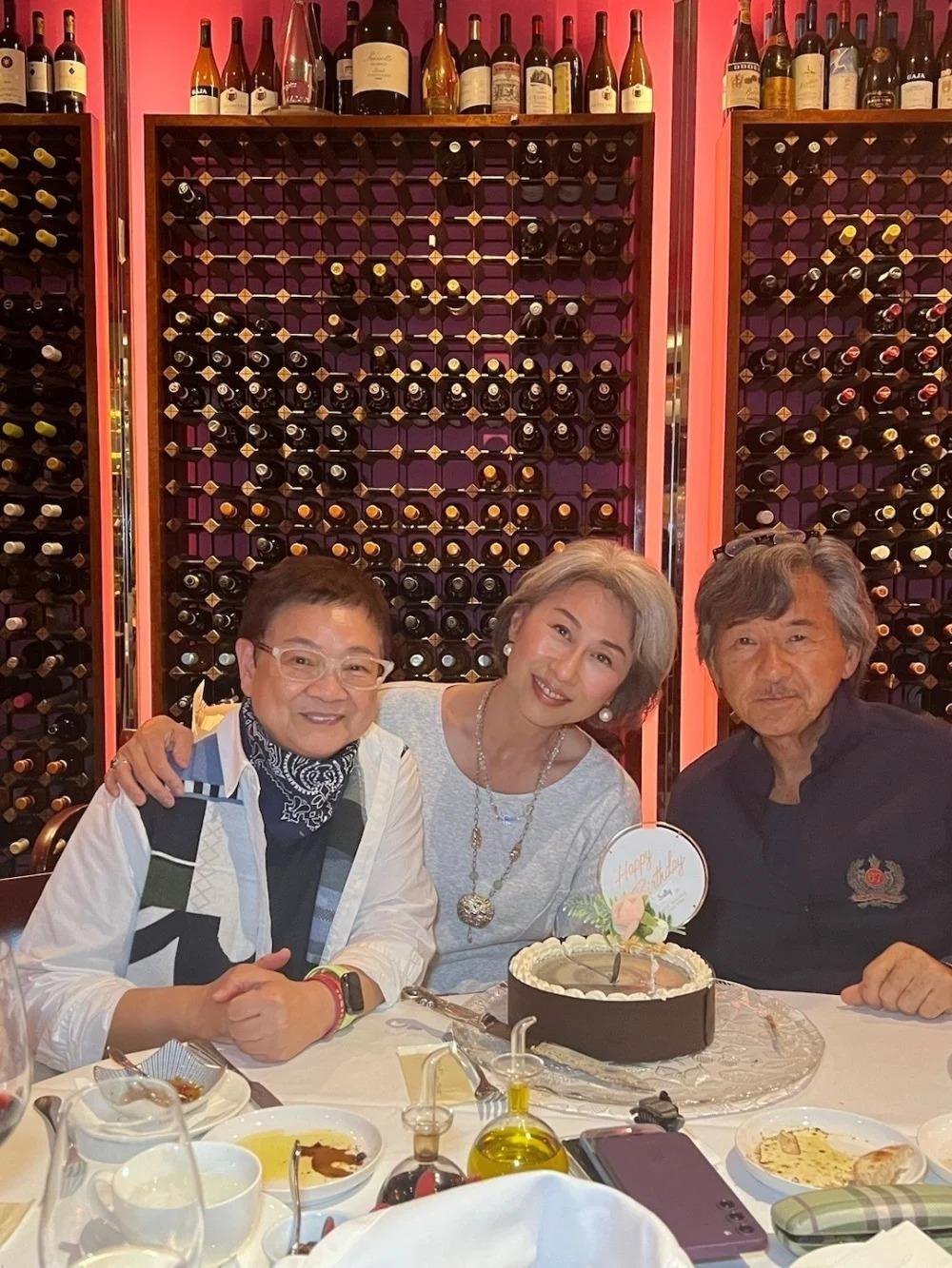 62岁叶倩文与林子祥合体庆生，满头白发状态佳