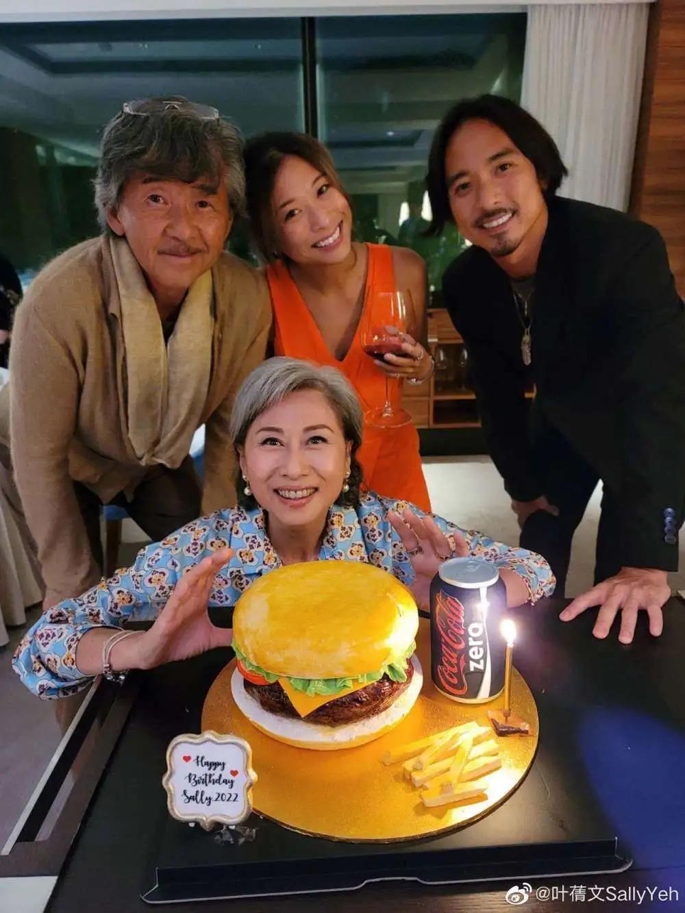 62岁叶倩文与林子祥合体庆生，满头白发状态佳