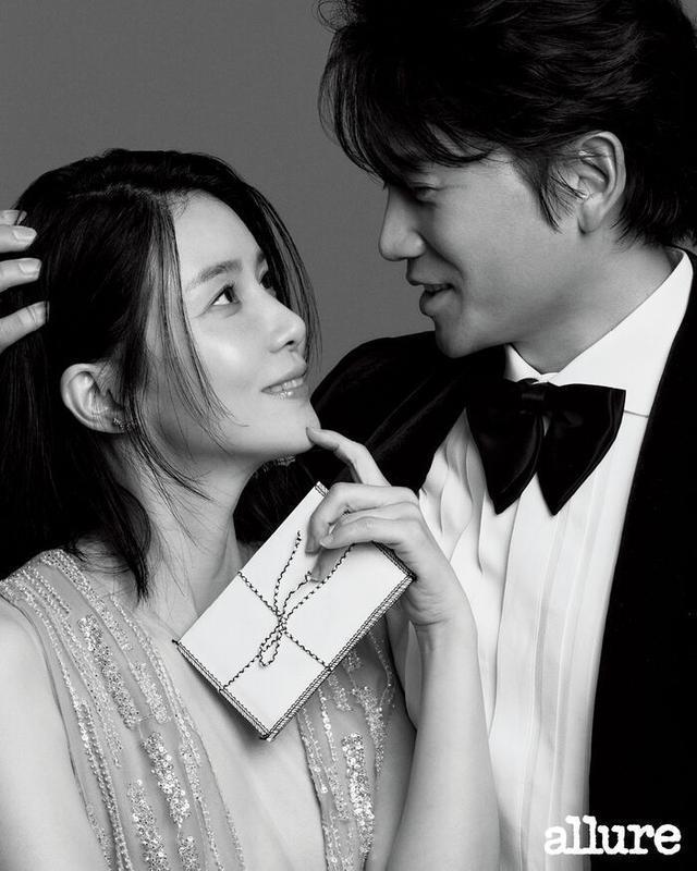 池晟李宝英结婚十周年画报 情侣穿搭牵手互动好甜蜜