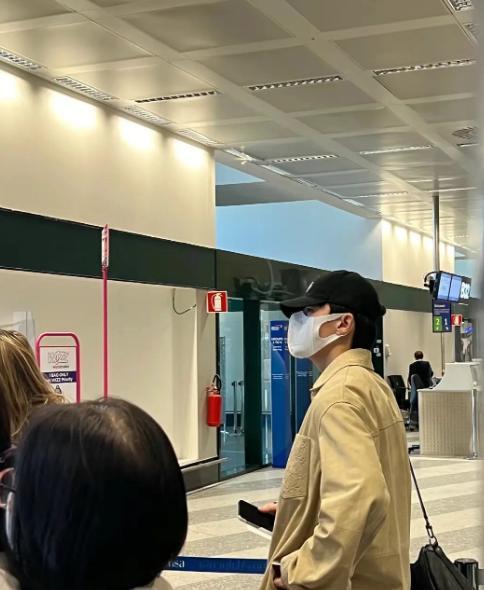 疑似米兰机场偶遇孙怡滕光正 二人分开坐没有交流