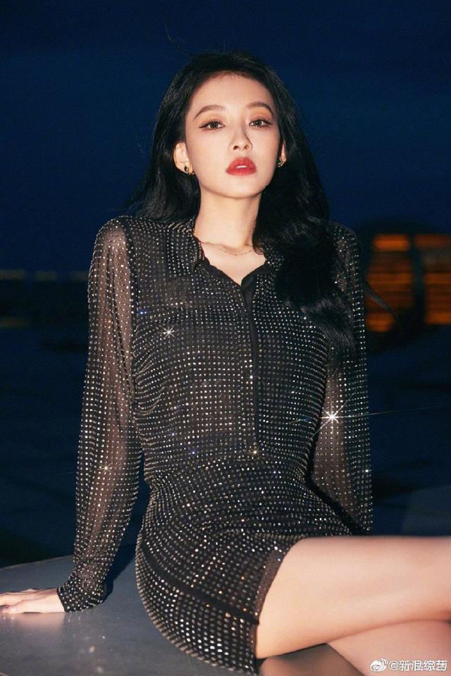 疑似米兰机场偶遇孙怡滕光正 二人分开坐没有交流