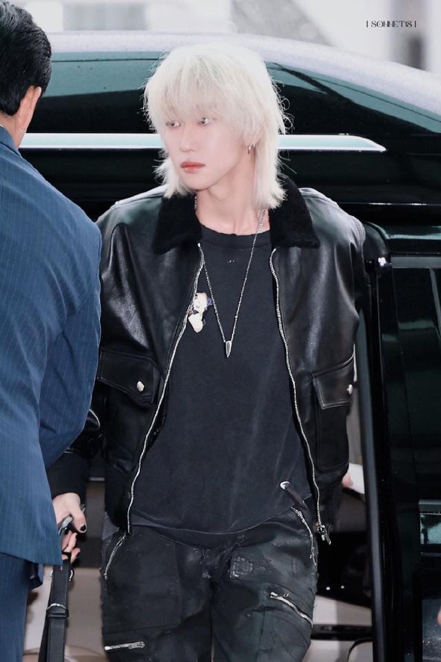 徐明浩前往巴黎时装周 白金发色黑皮夹克造型抢眼