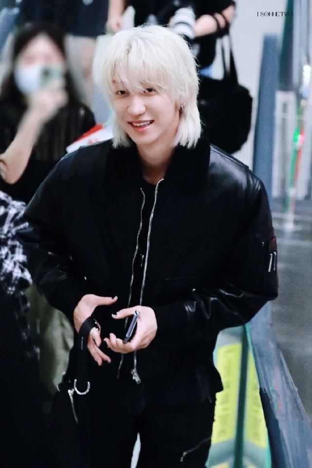 徐明浩前往巴黎时装周 白金发色黑皮夹克造型抢眼