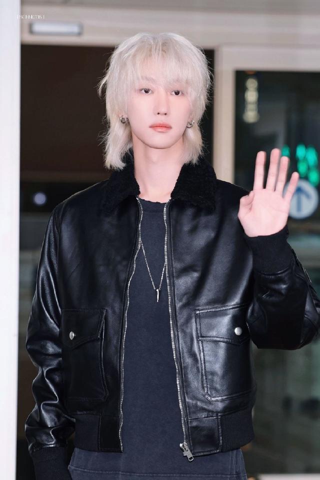 徐明浩前往巴黎时装周 白金发色黑皮夹克造型抢眼