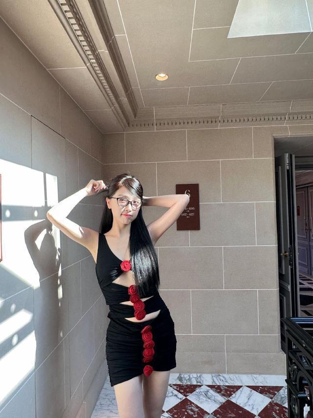 虞书欣镂空超短裙火辣性感 冲镜头嘟嘴卖萌清纯可人