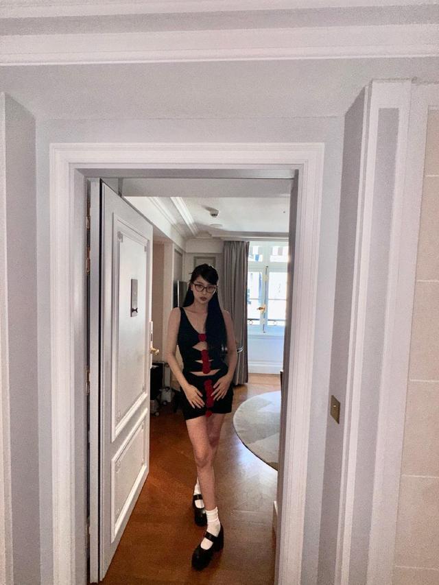 虞书欣镂空超短裙火辣性感 冲镜头嘟嘴卖萌清纯可人