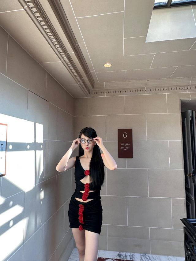 虞书欣镂空超短裙火辣性感 冲镜头嘟嘴卖萌清纯可人