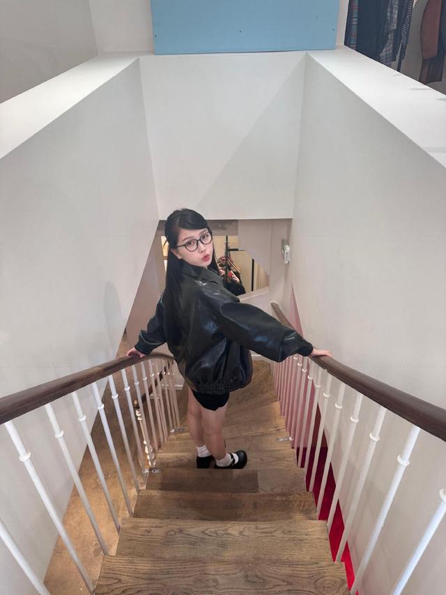 虞书欣镂空超短裙火辣性感 冲镜头嘟嘴卖萌清纯可人