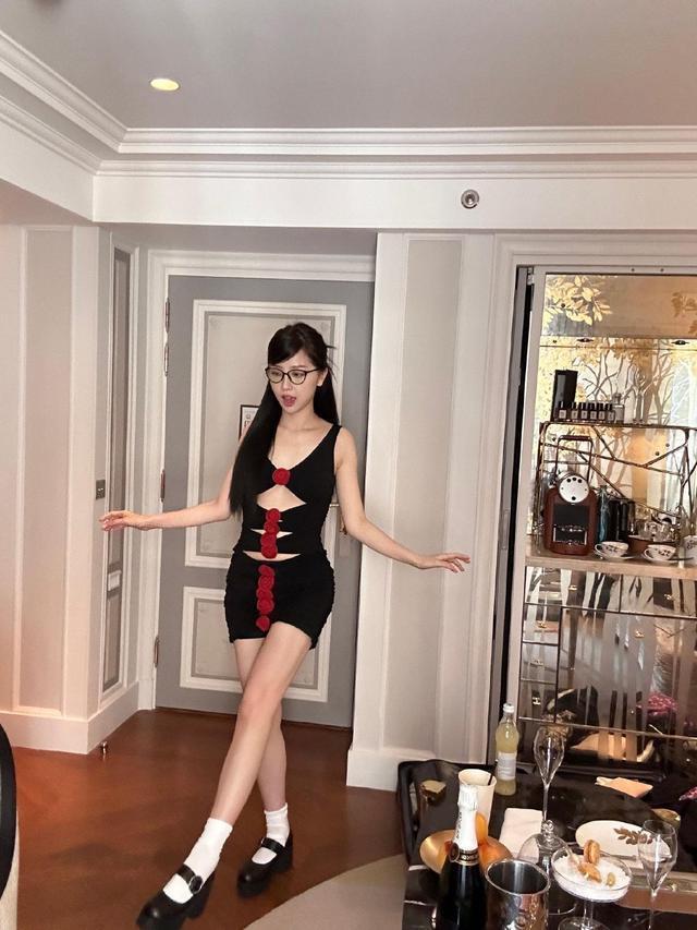 虞书欣镂空超短裙火辣性感 冲镜头嘟嘴卖萌清纯可人