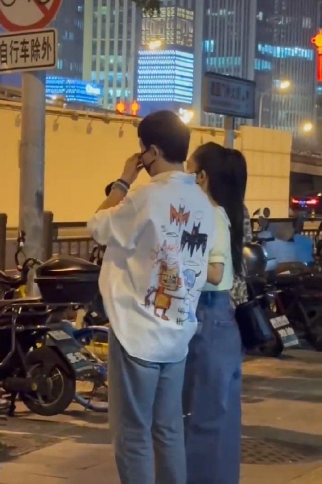 张杰谢娜牵手压马路秀恩爱 提前庆祝结婚十二周年