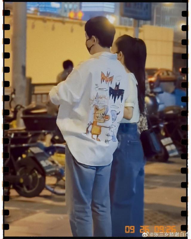 张杰谢娜牵手压马路秀恩爱 提前庆祝结婚十二周年