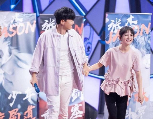 张杰谢娜牵手压马路秀恩爱 提前庆祝结婚十二周年