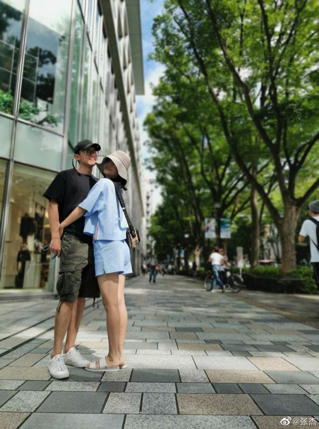 张杰谢娜牵手压马路秀恩爱 提前庆祝结婚十二周年