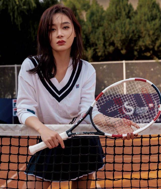袁姗姗网球运动风写真释出 穿短衫露腹肌长腿身材好