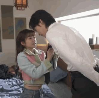 靠“擦边镜头”吸引观众，这骂挨得冤吗？