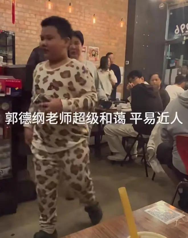 郭德纲现身墨尔本，王惠与小儿子均露面，一家三口罕同框