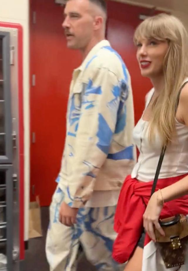 网友曝霉霉清场与男友约会 为当时餐厅顾客付清餐费